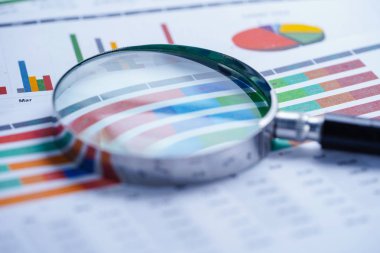 Büyüteç listelerinde elektronik kağıt grafikler. Finansal Kalkınma, banka hesabı, istatistikler, yatırım analitik araştırma veri ekonomi, borsa ticaret, iş ofis şirket toplantı kavramı