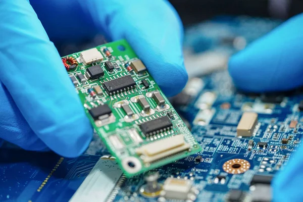 Técnico Asiático Reparando Micro Circuito Placa Principal Computador Tecnologia Eletrônica — Fotografia de Stock