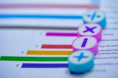 Matematik Sembolleri Grafik Tablosu. Mali Bankacılık Hesabı, İstatistik, Yatırım Analitik Araştırma Veri Ekonomisi, Borsa Ticareti, Mobil Ofis Raporlama Toplantısı Konsepti