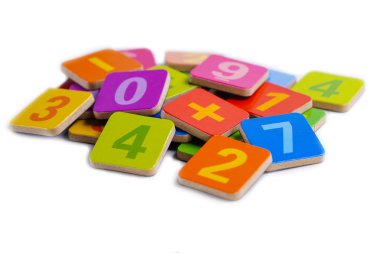 Matematik numarası beyaz arka plan üzerinde renkli: eğitim çalışma matematik öğrenme kavramı öğretmek