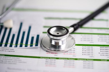 Stetoskop, Grafikler ve Grafikler elektronik tablo kağıdı, Finans, Hesap, İstatistik, Yatırım, Analitik araştırma veri ekonomisi elektronik tablosu ve İşletme şirketi konsepti