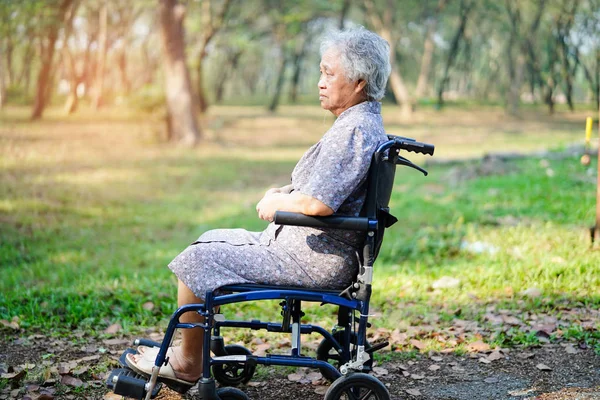 在公园轮椅的亚洲老人或老年老太太妇女患者 健康强的医学概念 — 图库照片