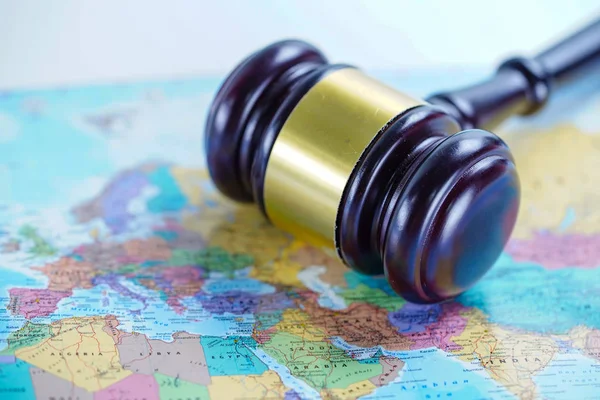 泰国曼谷 2019年1月15日 法官锤将地球地图 法律与司法法院概念 — 图库照片
