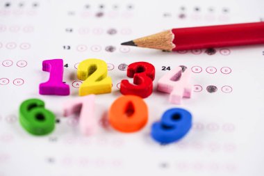 Matematik Numarası renkli ve kalem cevap sayfası arka plan : Eğitim çalışması matematik öğrenme kavramı öğretmek