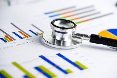 Stetoskop, Grafikler ve Grafikler elektronik tablo kağıdı, Finans, Hesap, İstatistik, Yatırım, Analitik araştırma veri ekonomisi elektronik tablosu ve İşletme şirketi konsepti