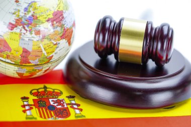 Dünya haritalı İspanya bayrağı ve Yargıç çekiç. Hukuk ve adalet mahkemesi kavramı