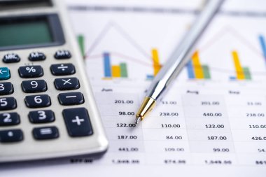 Çizelge ve grafik çizelgesi üzerinde hesap makinesi. Finans geliştirme, Bankacılık Hesabı, İstatistik, Yatırım Analitik Araştırma Veri Ekonomisi, Borsa Ticareti, Ticaret Şirketi Konsepti