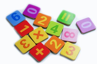 Matematik numarası beyaz arka plan üzerinde renkli: eğitim çalışma matematik öğrenme kavramı öğretmek