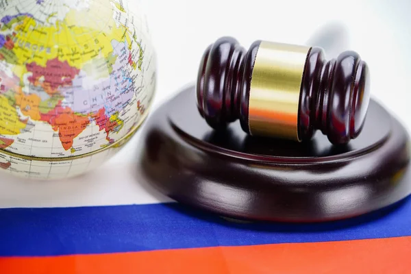 Dünya haritalı Rusya bayrağı ve Yargıç çekiç. Hukuk ve adalet mahkemesi kavramı