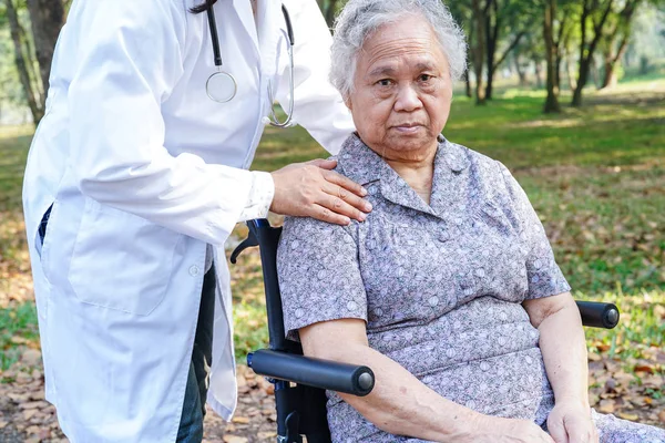 Doctor Súgó Gondozás Ázsiai Idősebb Vagy Idős Hölgy Beteg Tolószékben — Stock Fotó