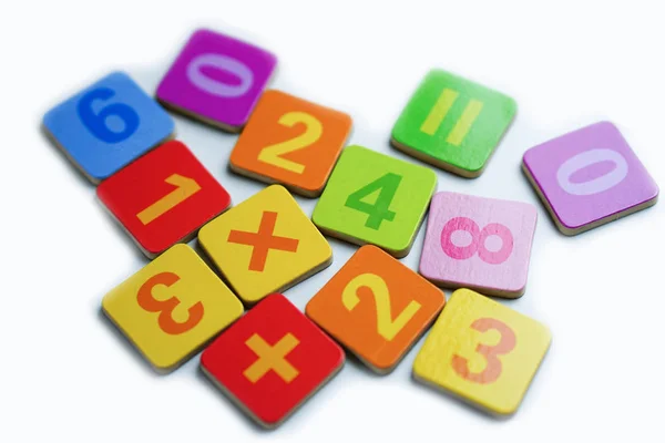 Matematik Numarası Beyaz Arka Plan Üzerinde Renkli Eğitim Çalışma Matematik — Stok fotoğraf