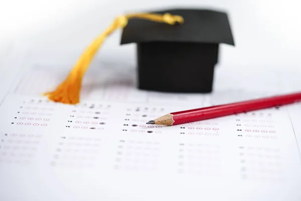 Gradering Gap Hatt Och Penna Svarsblad Bakgrund Utbildning Studie Testa — Stockfoto