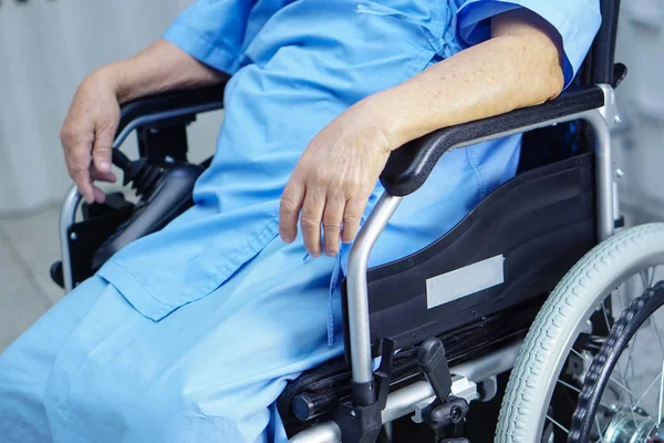 Asya kıdemli veya yaşlı yaşlı kadın kadın hasta hastane koğuşunda hemşirelik, uzaktan kumanda ile elektrikli tekerlekli sandalye üzerinde: sağlıklı güçlü tıp kavramı