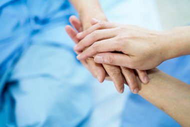 Holding dokunmadan eller Asya kıdemli veya yaşlı yaşlı kadın kadın hasta ile sevgi, bakım, yardım, teşvik ve hastane koğuşunda Hemşirelik, empati: sağlıklı güçlü tıp kavramı