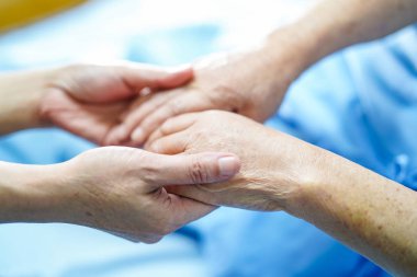 Holding dokunmadan eller Asya kıdemli veya yaşlı yaşlı kadın kadın hasta ile sevgi, bakım, yardım, teşvik ve hastane koğuşunda Hemşirelik, empati: sağlıklı güçlü tıp kavramı