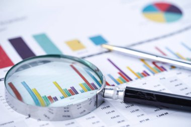 Büyüteç listelerinde elektronik kağıt grafikler. Finansal Kalkınma, banka hesabı, istatistikler, yatırım analitik araştırma veri ekonomi, borsa ticaret, iş ofis şirket toplantı kavramı