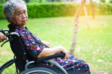 Asya kıdemli veya yaşlı yaşlı kadın kadın hasta tekerlekli sandalye Park Tarih: sağlıklı güçlü tıp kavramı
