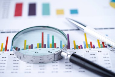 Büyüteç listelerinde elektronik kağıt grafikler. Finansal Kalkınma, banka hesabı, istatistikler, yatırım analitik araştırma veri ekonomi, borsa ticaret, iş ofis şirket toplantı kavramı