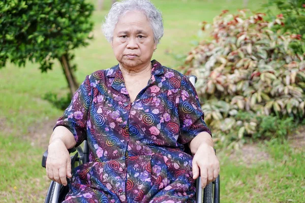 Asiático Seniores Idosos Idosas Senhora Paciente Cadeira Rodas Parque Saudável — Fotografia de Stock