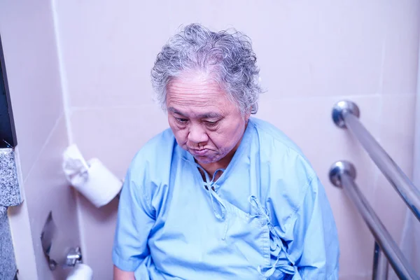 Asiático Idoso Idoso Senhora Paciente Mulher Banheiro Banheiro Enfermaria Hospital — Fotografia de Stock