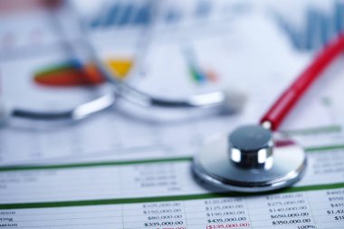 Stetoskop, Grafikler ve Grafikler elektronik tablo kağıdı, Finans, Hesap, İstatistik, Yatırım, Analitik araştırma veri ekonomisi elektronik tablosu ve İşletme şirketi konsepti