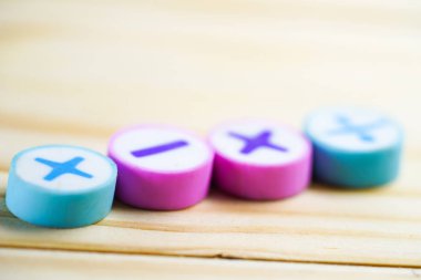 Matematik numarası beyaz arka plan üzerinde renkli: eğitim çalışma matematik öğrenme kavramı öğretmek