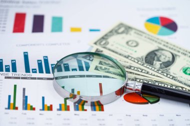 Büyüteç listelerinde elektronik kağıt grafikler. Finansal Kalkınma, banka hesabı, istatistikler, yatırım analitik araştırma veri ekonomi, borsa ticaret, iş ofis şirket toplantı kavramı