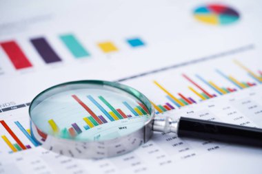 Büyüteç listelerinde elektronik kağıt grafikler. Finansal Kalkınma, banka hesabı, istatistikler, yatırım analitik araştırma veri ekonomi, borsa ticaret, iş ofis şirket toplantı kavramı