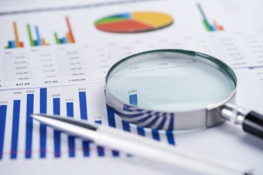 Büyüteç listelerinde elektronik kağıt grafikler. Finansal Kalkınma, banka hesabı, istatistikler, yatırım analitik araştırma veri ekonomi, borsa ticaret, iş ofis şirket toplantı kavramı