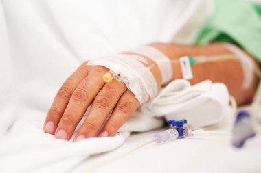 Bakım hastanesinde yatan tuzlu tuzlu su hattı asya hasta ile el hasta: sağlıklı güçlü tıbbi kavram