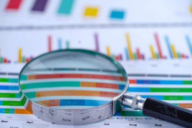 Büyüteç listelerinde elektronik kağıt grafikler. Finansal Kalkınma, banka hesabı, istatistikler, yatırım analitik araştırma veri ekonomi, borsa ticaret, iş ofis şirket toplantı kavramı
