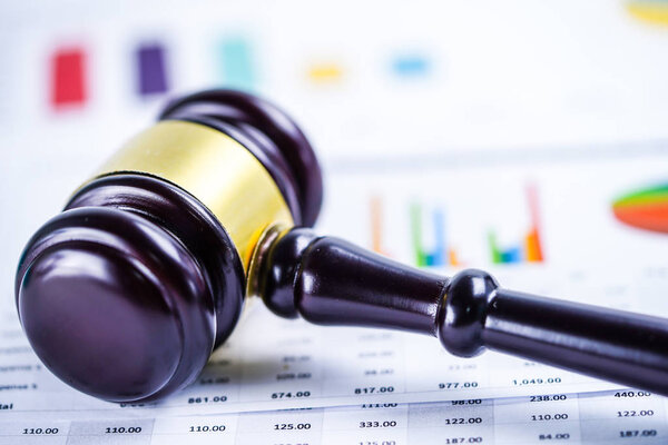 Судья молоток на графике график документ: финансовая концепция
.