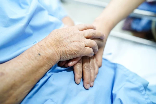 Tocar Las Manos Asiática Anciana Anciana Anciana Paciente Con Amor — Foto de Stock