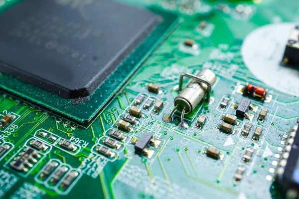 E-atık elektronik, bilgisayar devresi işlemci çip anakart çekirdek işlemci elektronik cihaz : veri kavramı, donanım, teknisyen ve teknoloji