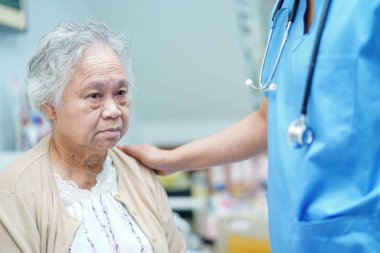 Asyalı hemşire fizyoterapist Doktor bakım, yardım ve destek kıdemli veya yaşlı yaşlı kadın kadın hasta uzan hastane koğuşunda, yatakta: sağlıklı güçlü tıp kavramı