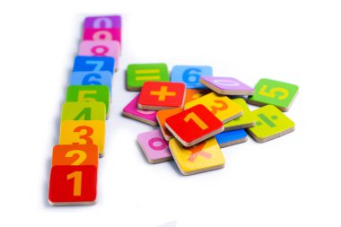 Matematik numarası beyaz arka plan üzerinde renkli: eğitim çalışma matematik öğrenme kavramı öğretmek