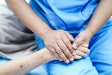 Holding dokunmadan eller Asya kıdemli veya yaşlı yaşlı kadın kadın hasta ile sevgi, bakım, yardım, teşvik ve hastane koğuşunda Hemşirelik, empati: sağlıklı güçlü tıp kavramı