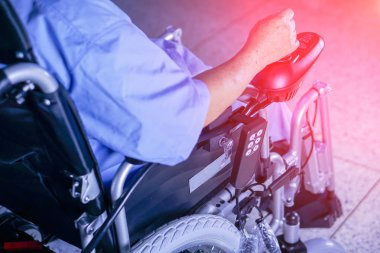 Asya kıdemli veya yaşlı yaşlı kadın kadın hasta hastane koğuşunda hemşirelik, uzaktan kumanda ile elektrikli tekerlekli sandalye üzerinde: sağlıklı güçlü tıp kavramı