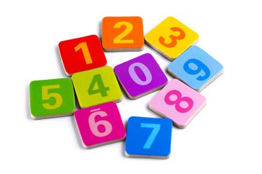 Matematik numarası beyaz arka plan üzerinde renkli: eğitim çalışma matematik öğrenme kavramı öğretmek