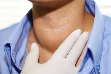 Asyalı kadın kadın hastam var. Boğaz, tiroid bezinin hipertiroidi (aşırı aktif tiroid) anormal genişlemesi: sağlıklı güçlü tıp kavramı