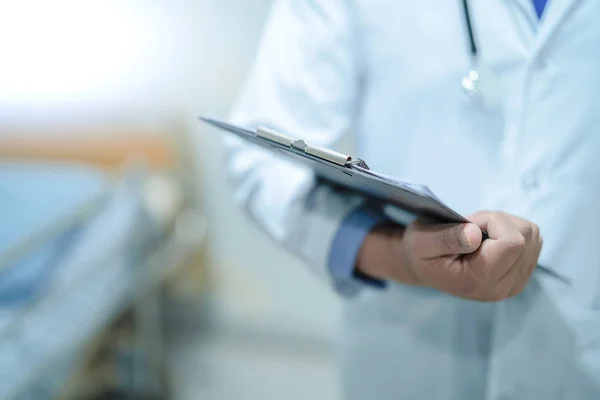 Médico Com Área Transferência Para Diagnóstico Nota Dos Pacientes Enfermaria — Fotografia de Stock