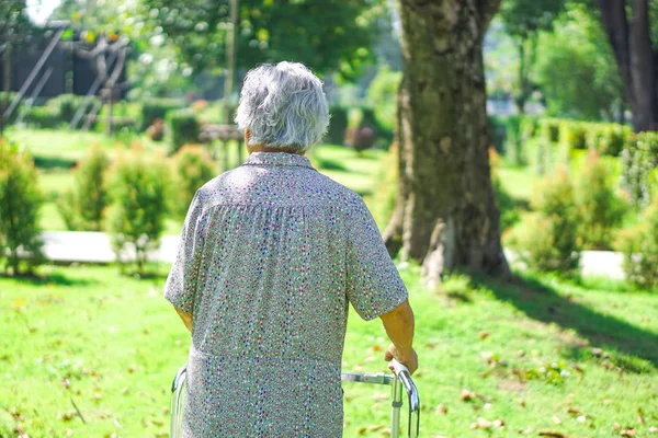 亚洲老年妇女患者与步行者在公园散步 健康有力的医疗理念 — 图库照片