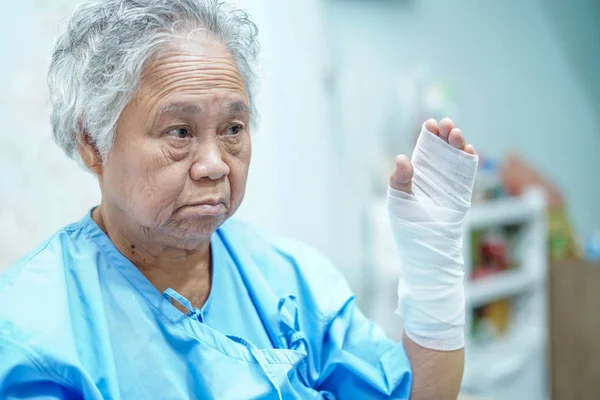 Asiática Senior Anciana Anciana Mujer Anciana Paciente Accidente Brazo Rodilla —  Fotos de Stock