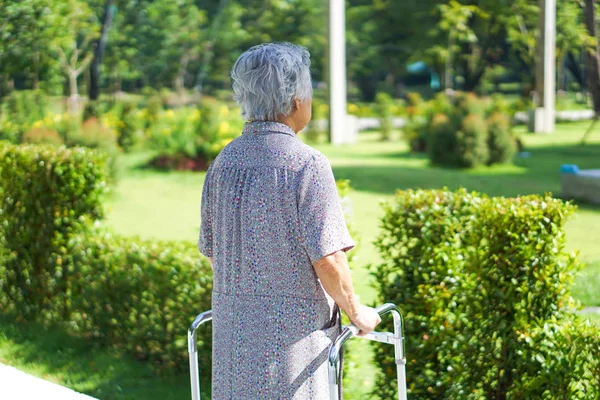 アジアの高齢女性高齢者の女性患者公園で歩行者と歩く 健康的な強力な医療の概念 — ストック写真