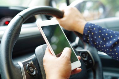 Aile ve arkadaşlarla iletişim kurmak için arabada cep telefonu bulundurmak.             