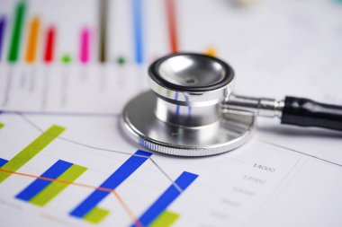 Stetoskop, Grafikler ve Grafikler elektronik tablo kağıdı, Finans, Hesap, İstatistik, Yatırım, Analitik araştırma veri ekonomisi elektronik tablosu ve İşletme şirketi konsepti