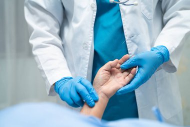 Doktor hemşirelik hastanesi koğuşunda hasta ile nabız yakalamak: sağlıklı güçlü tıbbi kavram