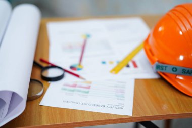 Şablon ve grafik kağıtlı turuncu miğfer: mühendis güvenlik kavramı.
