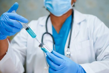 Coronavirus Covid-19 aşı geliştirme medikal şırıngayla zatürree hastalarını tedavi etmek için.