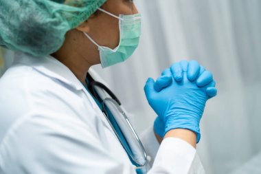 Steteskoplu bir doktor ve hastanede enfeksiyonu korumak ve Novel Coronavirus Covid-19 virüsünü öldürmek için umutlu bir yüz maskesi takıyor..